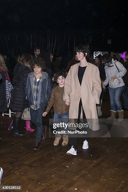 Paz Vega attends to the photographers in 'El Circo De Hielo' Madrid Premiere on December 16, 2016 in Madrid, Spain.