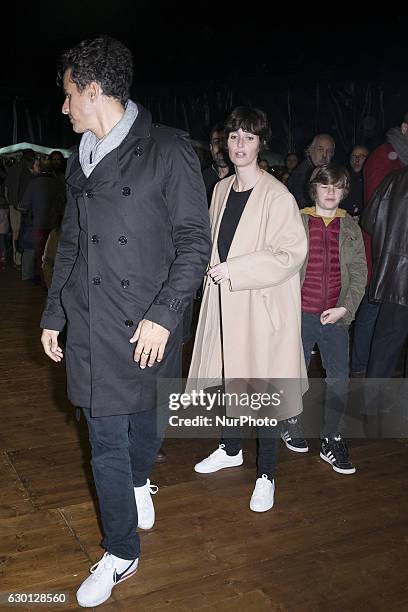 Paz Vega attends to the photographers in 'El Circo De Hielo' Madrid Premiere on December 16, 2016 in Madrid, Spain.