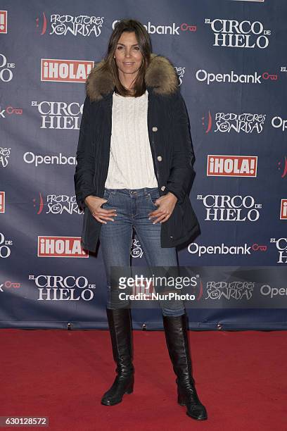 Mar Flores attends to the photographers in 'El Circo De Hielo' Madrid Premiere on December 16, 2016 in Madrid, Spain.