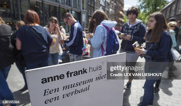 Tourists line up outside the Anne Frank house in Amsterdam, on June 15, 2015. / AFP / ANP / Lex van Lieshout / Netherlands OUT