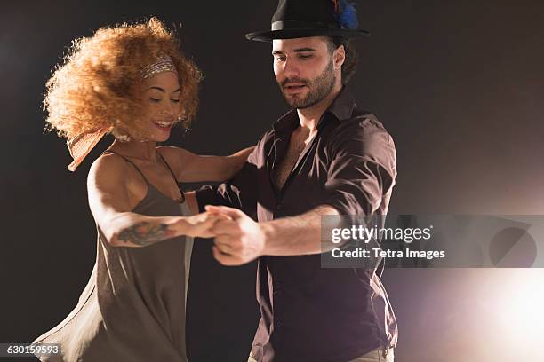 man and woman dancing salsa - salsa imagens e fotografias de stock