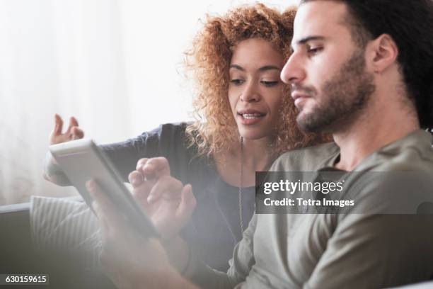 young couple using tablet. - searching 個照片及圖片檔