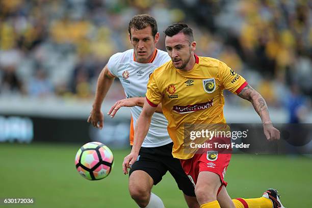 Roy O'Donovan of the Mariners contests the ball with Luke De Vere of the Roar during the round 11 A-League match between the Central Coast Mariners...