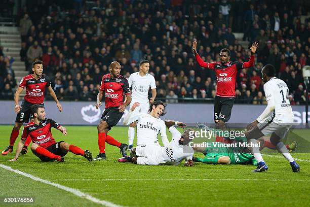 Karl Johan Jonhsson of Guingamp and serge Aurier and Edinson Cavani of Paris Saint Germain during the French Ligue 1 match between Guingamp and Paris...