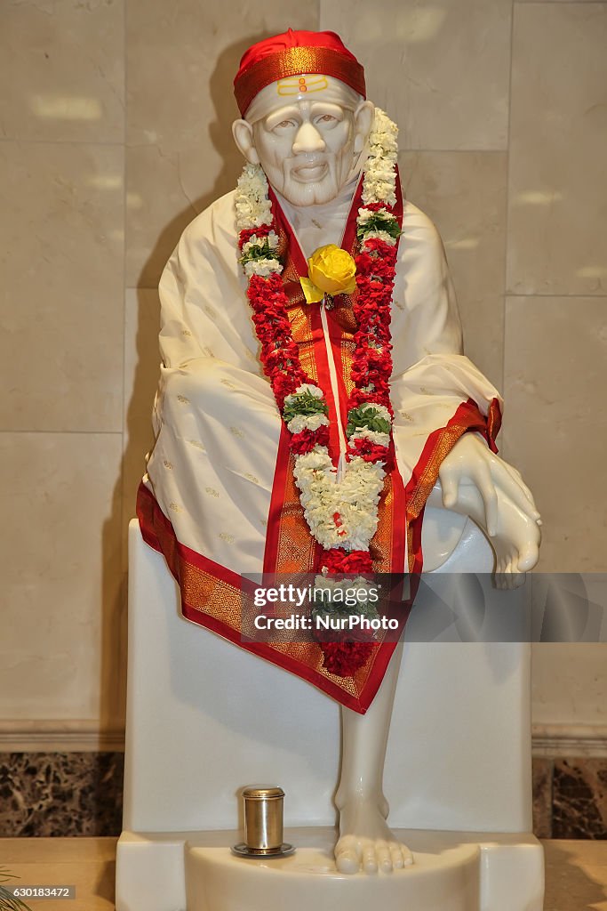 Marble statue of Sai Baba in the main hall of the Sri Sathya Sai Baba...  News Photo - Getty Images