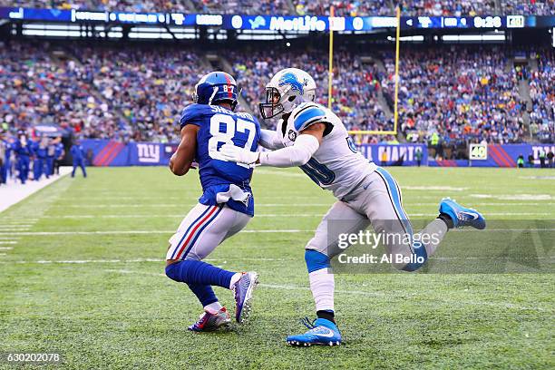 Sterling Shepard of the New York Giants makes a catch to score a touchdown against Asa Jackson of the Detroit Lions in the first quarter at MetLife...