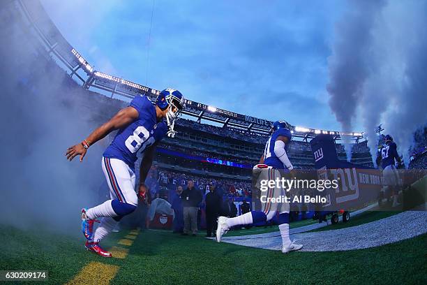 Victor Cruz of the New York Giants takes the field before playing against the Detroit Lions at MetLife Stadium on December 18, 2016 in East...