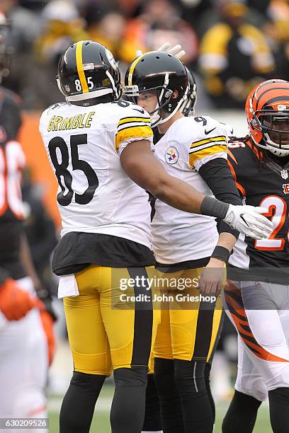 Xavier Grimble of the Pittsburgh Steelers congratulates Chris Boswell of the Pittsburgh Steelers after kicking a field goal during the second quarter...