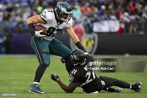 Tight end Brent Celek of the Philadelphia Eagles carries the ball against free safety Lardarius Webb of the Baltimore Ravens in the third quarter at...