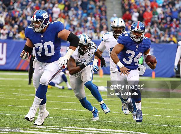 Shane Vereen of the New York Giants runs against the Detroit Lions during their game at MetLife Stadium on December 18, 2016 in East Rutherford, New...