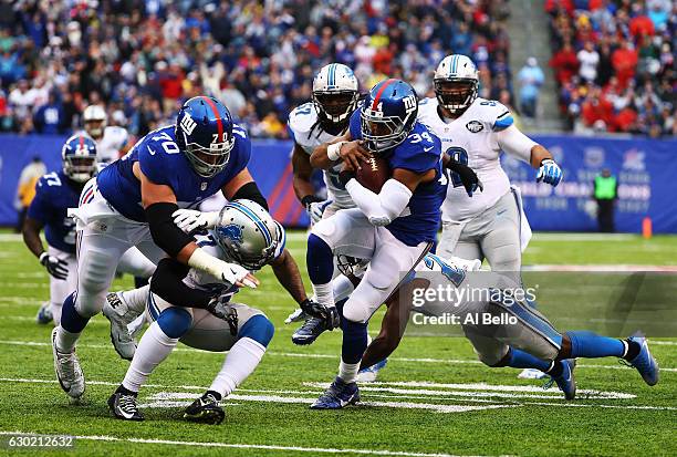 Shane Vereen of the New York Giants runs against the Detroit Lions during their game at MetLife Stadium on December 18, 2016 in East Rutherford, New...