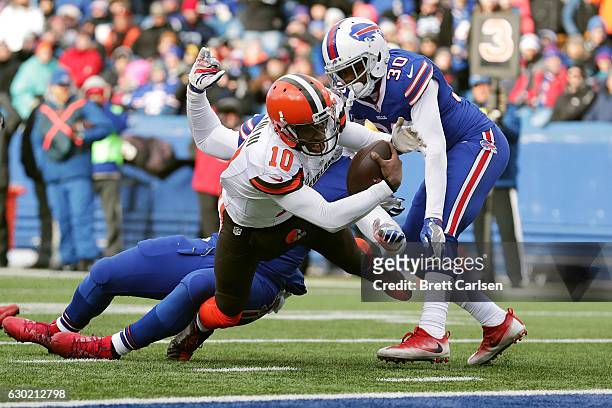Robert Griffin III of the Cleveland Browns scores a touchdown against the Buffalo Bills during the second half at New Era Field on December 18, 2016...