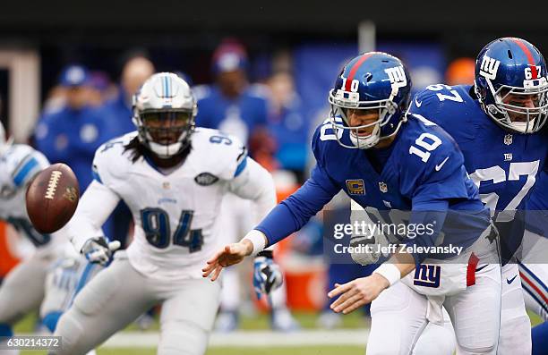 Quarterback Eli Manning of the New York Giants passes the ball against the Detroit Lions at MetLife Stadium on December 18, 2016 in East Rutherford,...