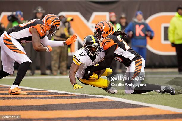 Eli Rogers of the Pittsburgh Steelers catches a pass for a touchdown while being defended by Josh Shaw of the Cincinnati Bengals and George Iloka of...