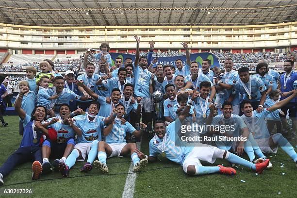 Players of Sporting Cristal celebrates after winning a second leg final match between Sporting Cristal and FBC Melgar as part of Liguilla 2016 at...