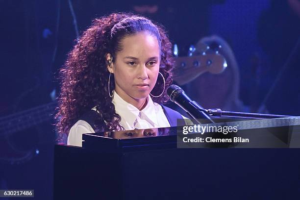 Alicia Keys performs during the ''The Voice Of Germany' Finals' on December 18, 2016 in Berlin, Germany.