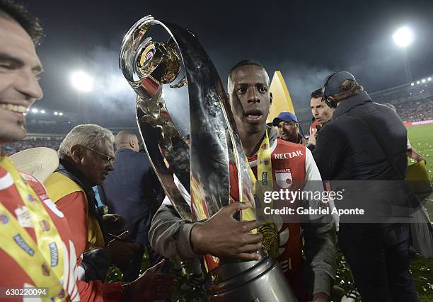 Baldomero Perlaza of Santa Fe celebrates with the trophy after a second leg final match between Santa Fe and Deportes Tolima as part of Liga Aguila...