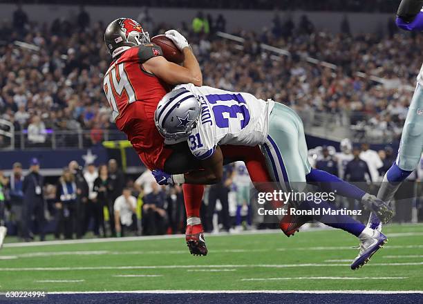 Cameron Brate of the Tampa Bay Buccaneers catches a touchdown pass from Jameis Winston during the third quarter against the Dallas Cowboys at AT&T...