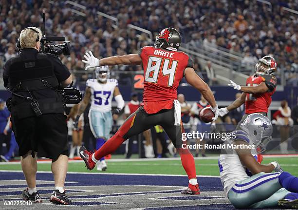 Cameron Brate of the Tampa Bay Buccaneers celebrates after catching a touchdown pass from Jameis Winston during the third quarter against the Dallas...