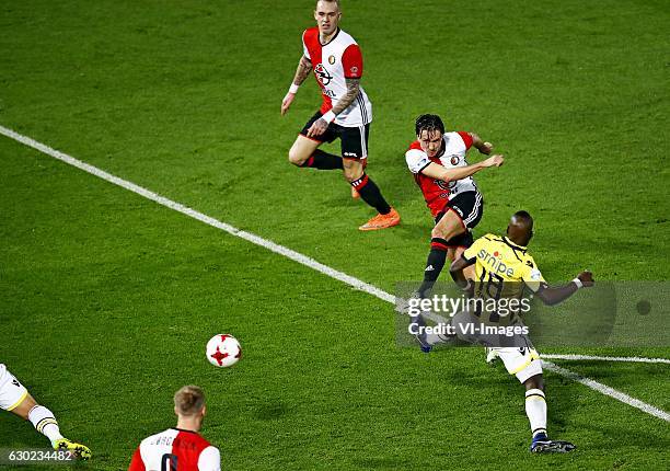 Feyenoord-Vitesse eredivisie 2016/2017 Steven Berghuis schiet op goal, Nakamba probeert te blokken Foto ; Pim Rasduring the Dutch Eredivisie match...