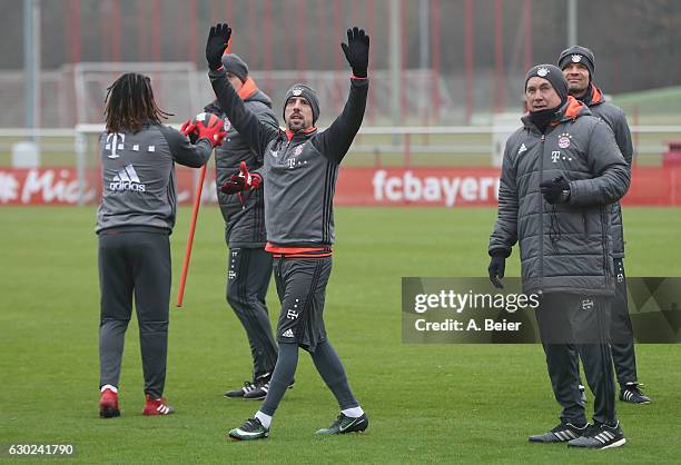 Franck Ribery of FC Bayern Muenchen waves to his teammates next to team coach Carlo Ancelotti , fitness coach Thomas Wilhelmi , assistent coach Paul...