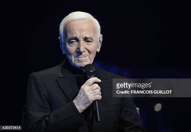 French-Armenian singer Charles Aznavour performs during a concert at the Palais des Sports in Paris on December 21, 2016. / AFP / FRANCOIS GUILLOT