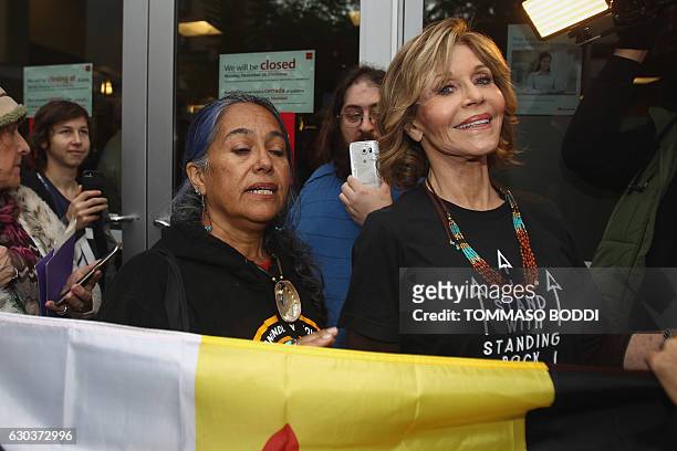 Jane Fonda rally against Wells Fargo in solidarity with the people of Standing Rock in Hollywood, California, on December 21, 2016. / AFP / TOMMASO...
