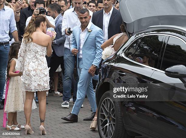 Vanesa Mansilla and Carlos Tevez arrive to the San Isidro City Hall for their civil wedding ceremony on December 22, 2016 in Buenos Aires, Argentina.