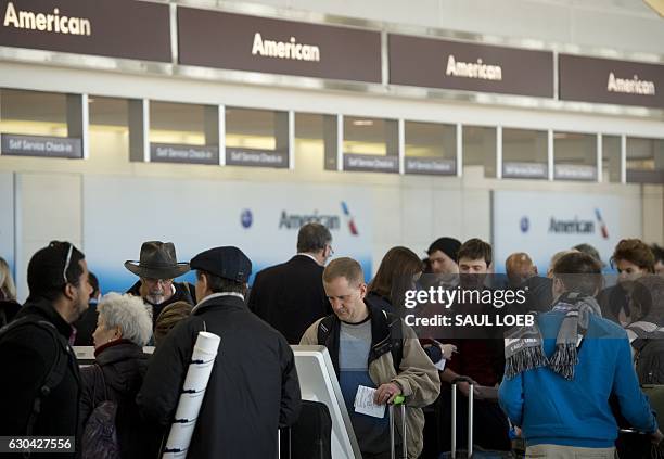 Am Check In American Airlines Check In Photos and Premium High Res Pictures - Getty ...