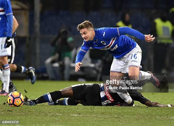 Karol Linetty of Sampdoria and Emmanuel Badu of Udinese in action during the Serie A match between UC Sampdoria and Udinese Calcio at Stadio Luigi...