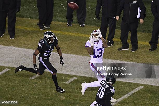 Odell Beckham of the New York Giants catches a reception against Leodis McKelvin of the Philadelphia Eagles during the first quarter as Jaylen...