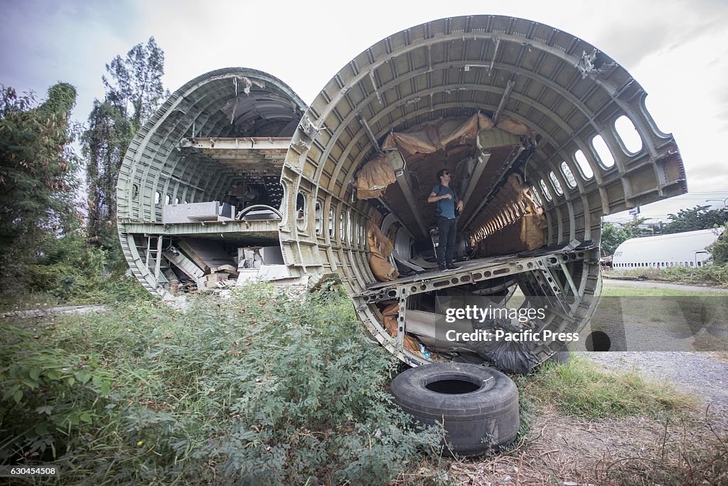 The front section of the Boeing 747 seen on the left side...