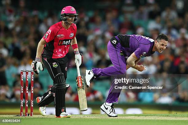 Shaun Tait of the Hurricanes bowls during the Big Bash League match between the Sydney Sixers and Hobart Hurricanes at Sydney Cricket Ground on...