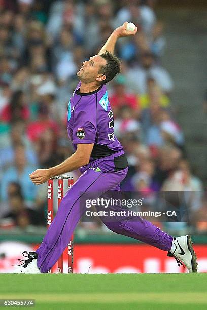 Shaun Tait of the Hurricanes bowls during the Big Bash League match between the Sydney Sixers and Hobart Hurricanes at Sydney Cricket Ground on...