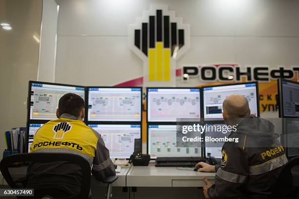 Refinery Control System Oil Refinery Control Room Photos and Premium High Res Pictures - Getty ...