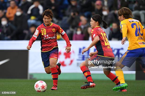 Shinobu Ono#10 of INAC Kobe Leonessa in action during the 38th Empress's Cup Semi Final between Vegalta Sendai Ladies and INAC Kobe Leonessa at...