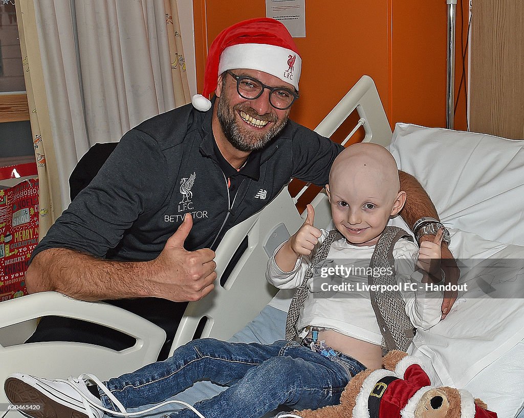 Liverpool Players Deliver Christmas Presents to Alder Hey Hospital