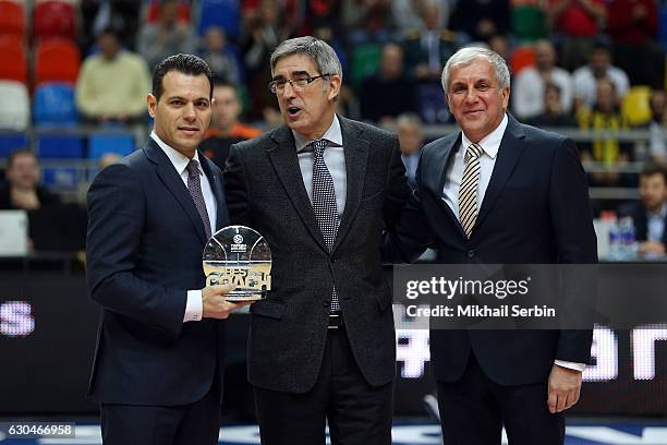 Dimitris Itoudis, Head Coach of CSKA Moscow, Jordi Bertomeu Euroleague CEO and Zeljko Obradovic, Head Coach of Fenerbahce Istanbul before the...