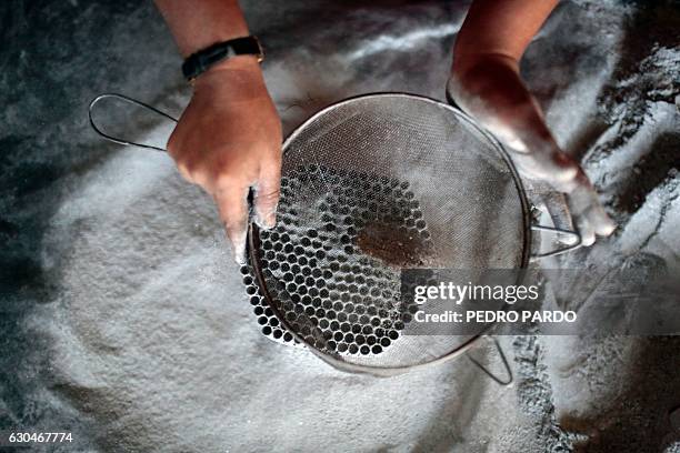 Craftsman prepares to fill fireworks with gunpowder in a workshop in Tultepec, Mexico State, on December 22, 2016. / AFP / PEDRO PARDO