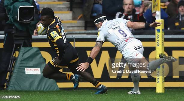 Christian Wade of Wasps scores his first try during the Aviva Premiership match between Wasps and Bath Rugby at The Ricoh Arena on December 24, 2016...
