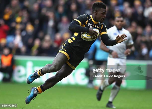 Christian Wade of Wasps dives over for his third try during the Aviva Premiership match between Wasps and Bath Rugby at The Ricoh Arena on December...