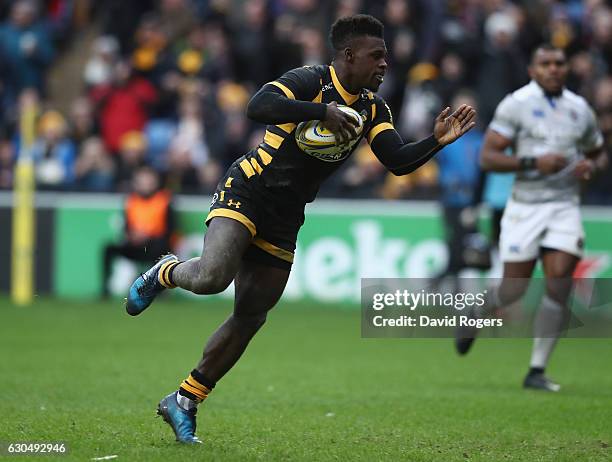 Christian Wade of Wasps dives over for his third try during the Aviva Premiership match between Wasps and Bath Rugby at The Ricoh Arena on December...
