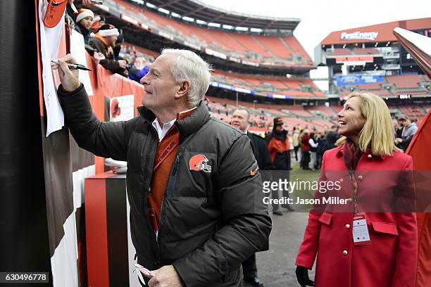 Owner Jimmy Haslam signs autographs before the game with his wife Dee Haslam at FirstEnergy Stadium on December 24, 2016 in Cleveland, Ohio.