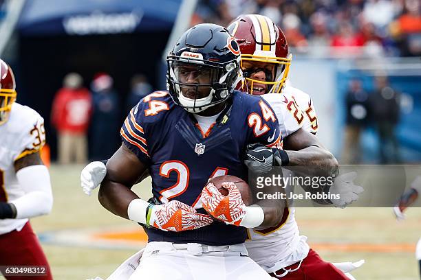 Jordan Howard of the Chicago Bears carries the football against Duke Ihenacho and Mason Foster of the Washington Redskins in the first quarter at...