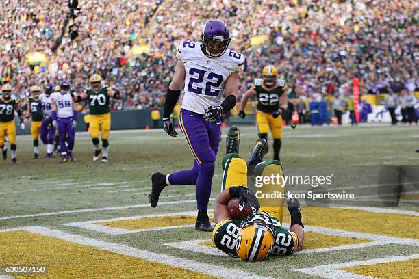 Green Bay Packers Tight End Richard Rodgers catches a touchdown behind Minnesota Vikings Safety Harrison Smith during the game between the Green Bay...