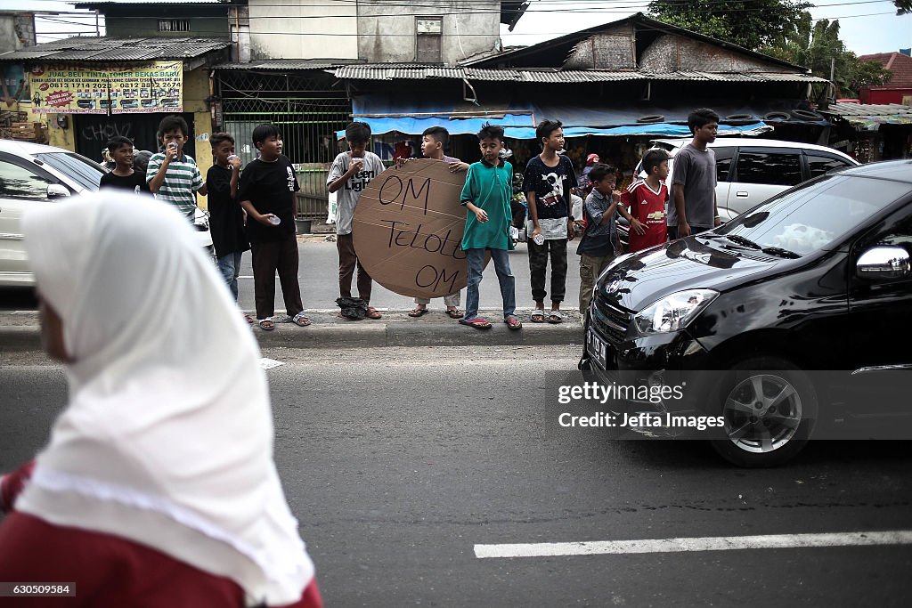 Indonesian Youth Display 'Om Telolet Om' Posters