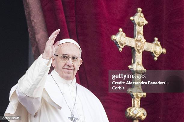 Pope Francis delivers his Christmas 'Urbi et Orbi' blessing message from the central balcony of St Peter's Basilica on December 25, 2016 in Vatican...