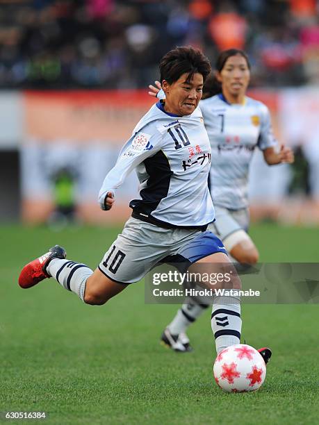 Shinobu Ohno of INAC Kobe Leonessa in action during the 38th Empress's Cup Final between Albirex Niigata Ladies and INAC Kobe Leonessa at Fukuda...