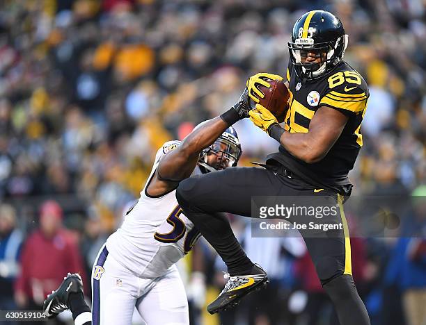 Xavier Grimble of the Pittsburgh Steelers catches a 20 yard pass from Ben Roethlisberger in front of Albert McClellan of the Baltimore Ravens for a...