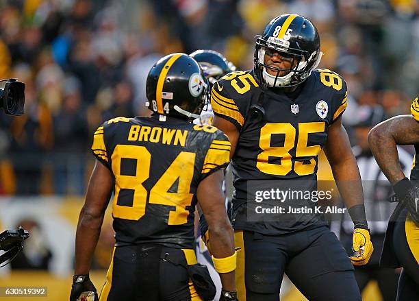 Xavier Grimble of the Pittsburgh Steelers celebrates his 20 yard touchdown reception with Antonio Brown in the first quarter during the game against...